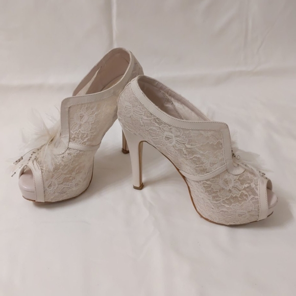 Withe high heels - Picture 4 of 5